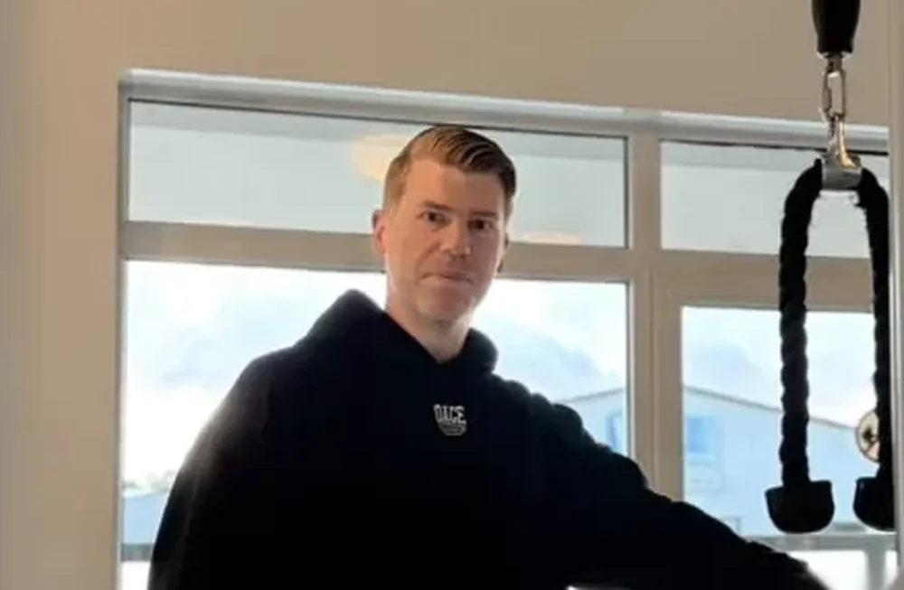 Rückencoach Chris beim Anleiten einer Übung